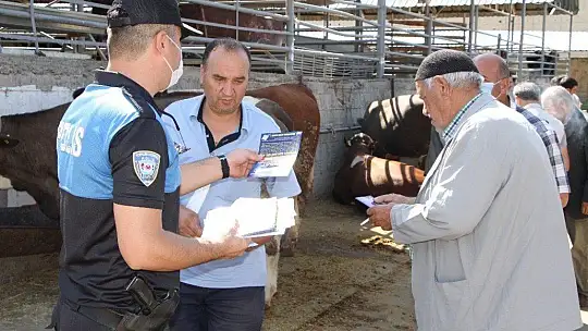Elazığ'da polis, kurban pazarında sahte para uyarısı yaptı