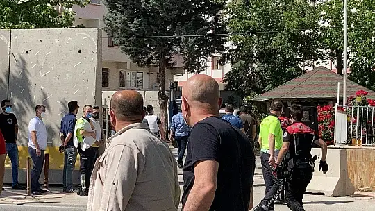 Elazığ'da polis merkezine tüfekle gelen şahıs ikna yöntemiyle gözaltına alındı