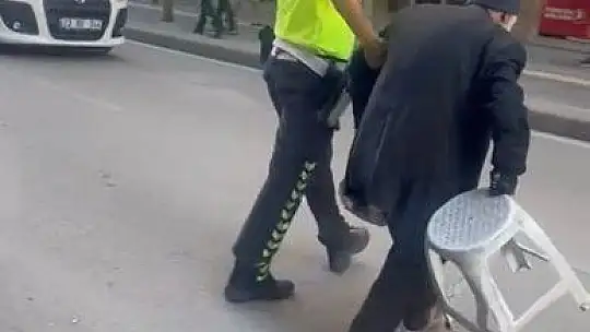 Elazığ'da polis, trafiği durdurup yaşlı adamı yolun karşısına geçirdi