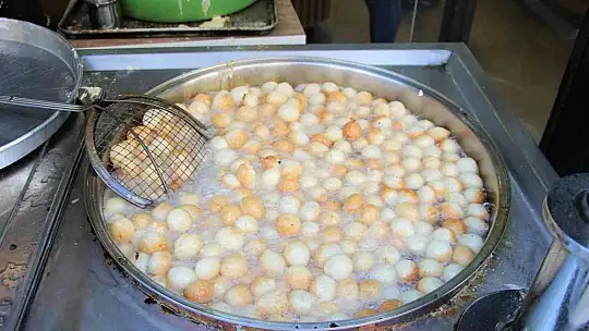 Elazığ'da Ramazan ayının vazgeçilmez tatlısı lokma, iftarda sofraları süslüyor