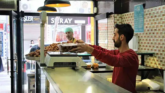 Elazığ'da Ramazan ayının vazgeçilmez tatlısı lokma, iftarda sofraları süslüyor