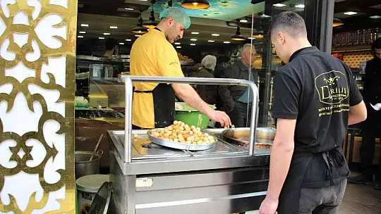 Elazığ'da Ramazan ayının vazgeçilmez tatlısı lokma, iftarda sofraları süslüyor