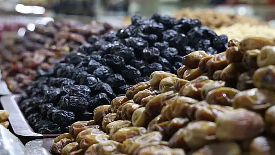 Ramazan'ın vazgeçilmezi iftar sofralarının lezzeti hurma tezgahları süsledi