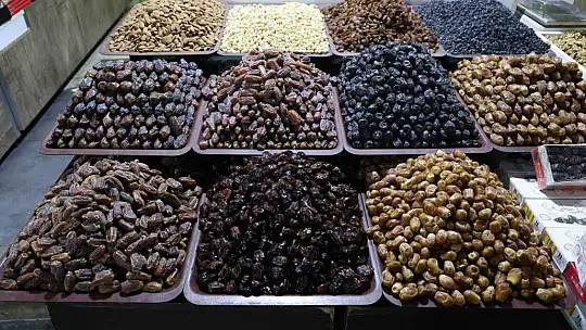 Ramazan'ın vazgeçilmezi iftar sofralarının lezzeti hurma tezgahları süsledi