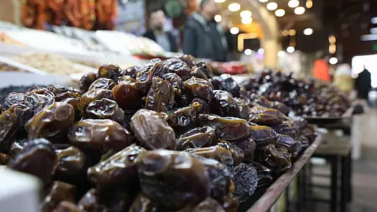 Ramazan'ın vazgeçilmezi iftar sofralarının lezzeti hurma tezgahları süsledi
