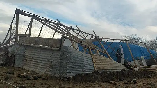 Elazığ'da rüzgar ağılın çatısını uçurdu