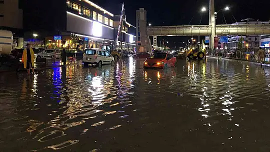 Elazığ'da sağanak biranda bastırdı, onlarca araç yolda kaldı