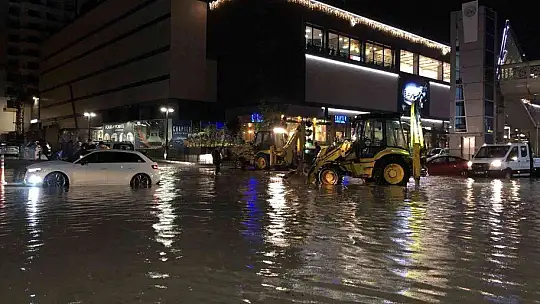 Elazığ'da sağanak biranda bastırdı, onlarca araç yolda kaldı