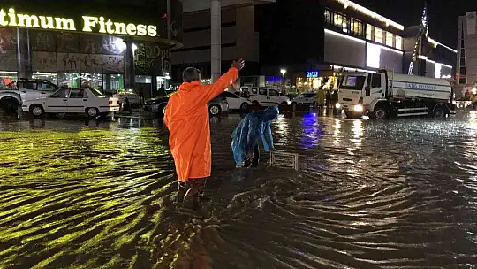 Elazığ'da sağanak biranda bastırdı, onlarca araç yolda kaldı