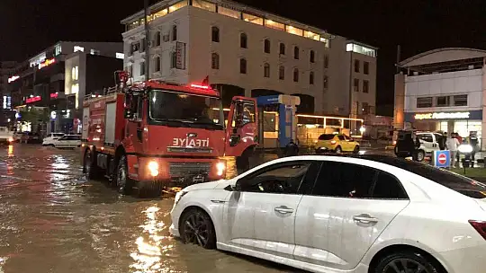 Elazığ'da sağanak biranda bastırdı, onlarca araç yolda kaldı