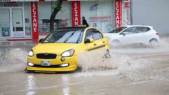 Elazığ'da sağanak hayatı felç etti