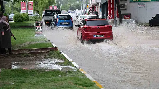 Elazığ'da sağanak hayatı felç etti