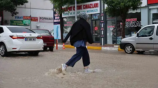Elazığ'da sağanak hayatı felç etti