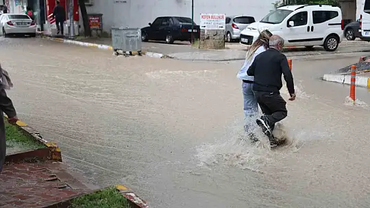 Elazığ'da sağanak hayatı felç etti