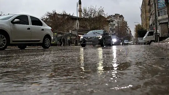 Elazığ'da sağanak yağış etkili oluyor