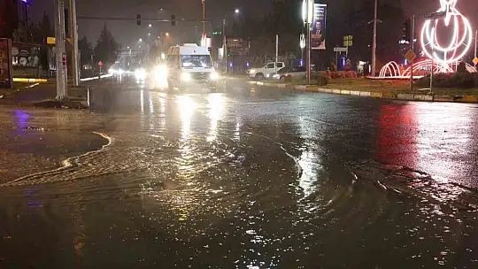 Elazığ'da sağanak yağış hayatı felç etti: Cadde ve sokaklar göle döndü