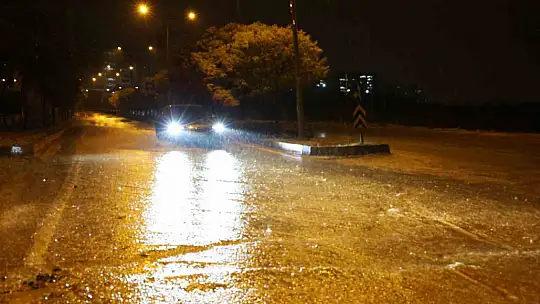 Elazığ'da sağanak yağış hayatı felç etti: Cadde ve sokaklar göle döndü