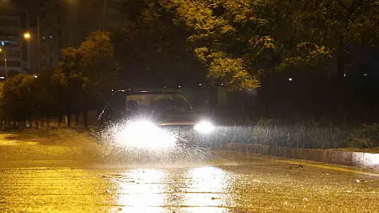 Elazığ'da sağanak yağış hayatı felç etti: Cadde ve sokaklar göle döndü
