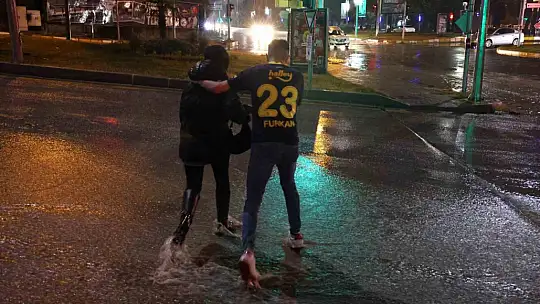 Elazığ'da sağanak yağış hayatı felç etti: Cadde ve sokaklar göle döndü