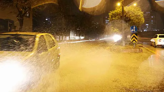 Elazığ'da sağanak yağış hayatı felç etti: Cadde ve sokaklar göle döndü