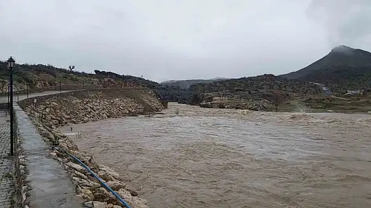Elazığ'da sağanak yağış sonrası dereler coştu