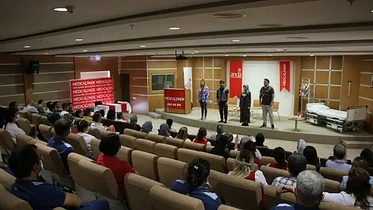Elazığ'da sağlık çalışanlarına yönelik 'Hayatlarımız Sallanmasın' adlı tiyatro etkinliği düzenlendi