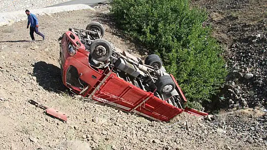 Elazığ'da şarampole uçan kamyonet ters döndü: 1 yaralı