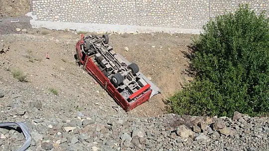Elazığ'da şarampole uçan kamyonet ters döndü: 1 yaralı