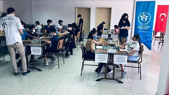 Elazığ'da satranç turnuvasına yoğun ilgi