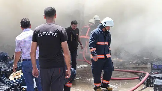 Elazığ'da sebze hali deposu alevlere teslim oldu