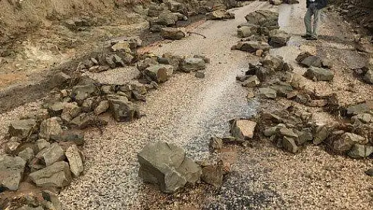 Elazığ'da sel nedeniyle heyelan meydana geldi, yollarda çökmeler oluştu