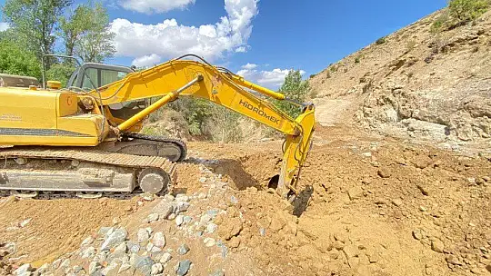 Elazığ'da sel ve heyelan nedeniyle bozulan köy yollarında onarım çalışmaları sürüyor