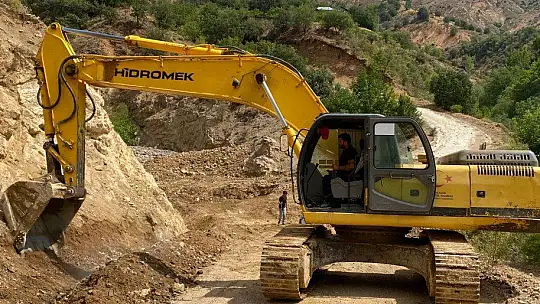 Elazığ'da sel ve heyelan nedeniyle bozulan köy yollarında onarım çalışmaları sürüyor