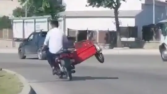 Elazığ'da sepetli motosikletin tehlikeli yolculuğu kameraya yansıdı