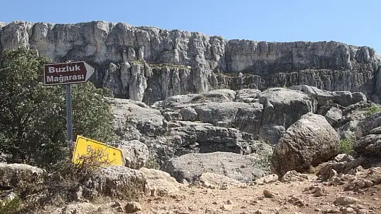 Elazığ'da serinleten mekan 'Buzluk Mağarası'