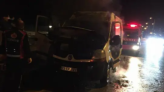 Elazığ'da seyir halindeki minibüs yandı