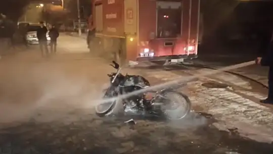 Elazığ'da seyir halindeki motosiklet yandı