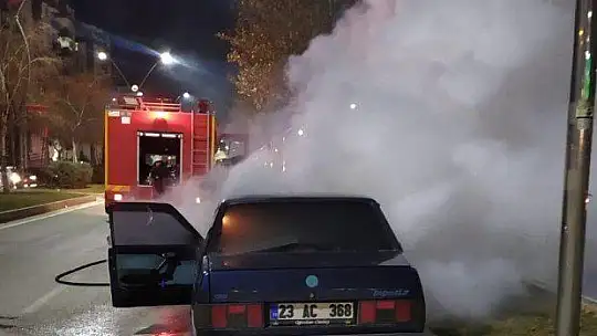Elazığ'da seyir halindeki otomobil yandı