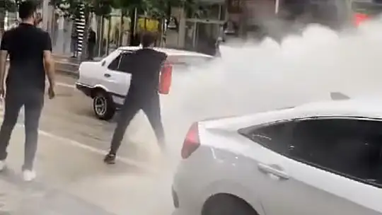 Elazığ'da seyir halindeki otomobil alev aldı