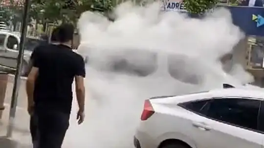 Elazığ'da seyir halindeki otomobil alev aldı