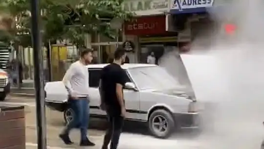 Elazığ'da seyir halindeki otomobil alev aldı