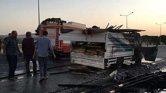 Elazığ'da seyir halindeki pikap alev alev yandı