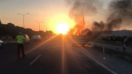 Elazığ'da seyir halindeki pikap alev alev yandı