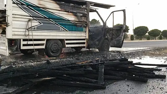 Elazığ'da seyir halindeki pikap alev alev yandı