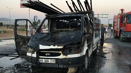 Elazığ'da seyir halindeki pikap alev alev yandı