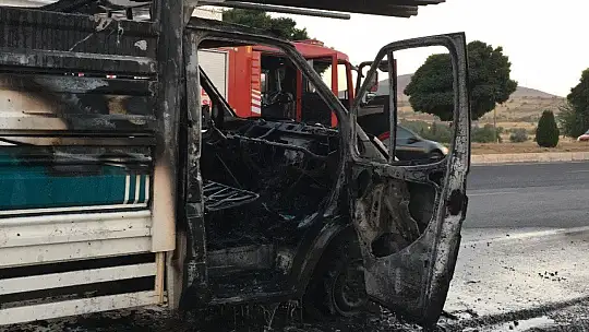 Elazığ'da seyir halindeki pikap alev alev yandı