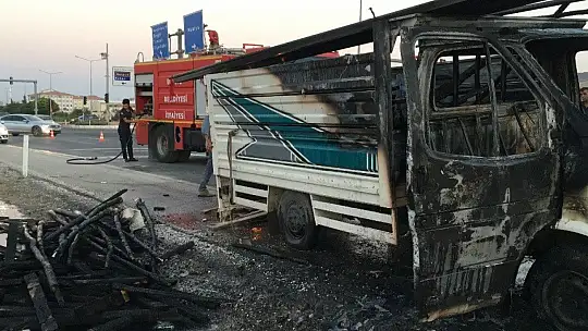 Elazığ'da seyir halindeki pikap alev alev yandı