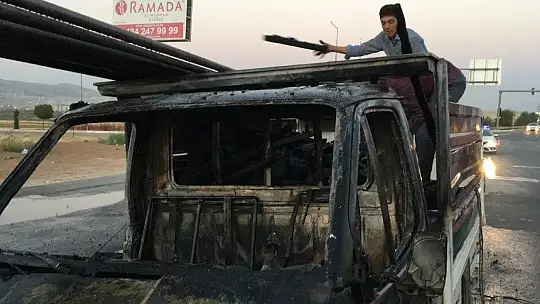 Elazığ'da seyir halindeki pikap alev alev yandı