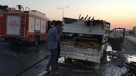 Elazığ'da seyir halindeki pikap alev alev yandı