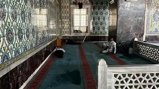 Elazığ'da sıcaktan bunalan vatandaşlar camilerde serinliyor